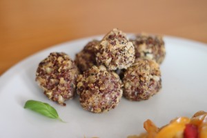 Polpette quinoa, mandorle e sesamo nero